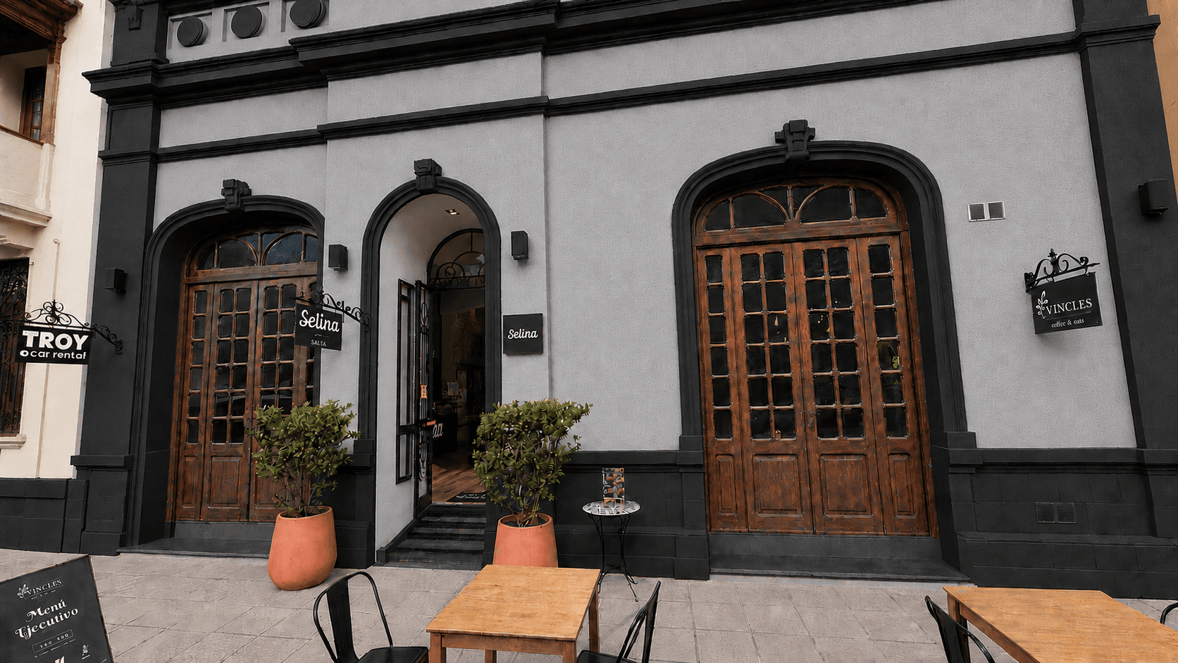 Selina Salta — fachada colonial en Balcarce 460